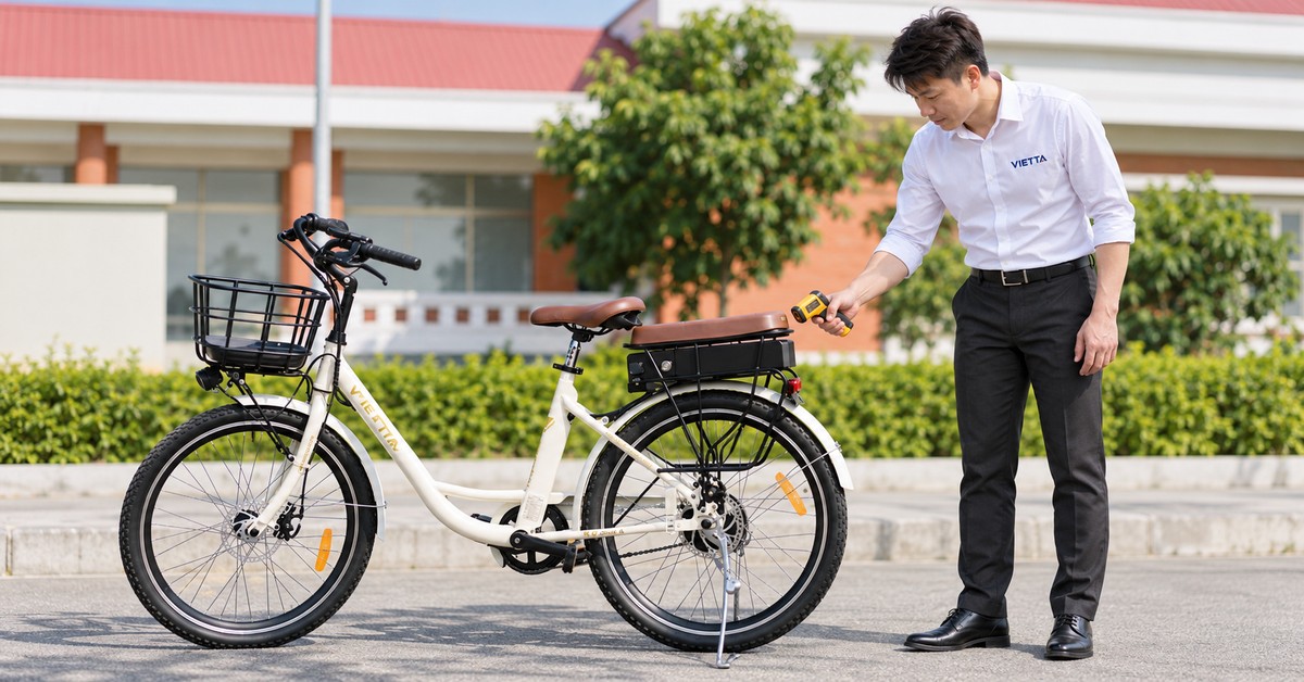 Kỹ thuật viên kiểm tra nhiệt độ pin VIETTA trước khi sạc
