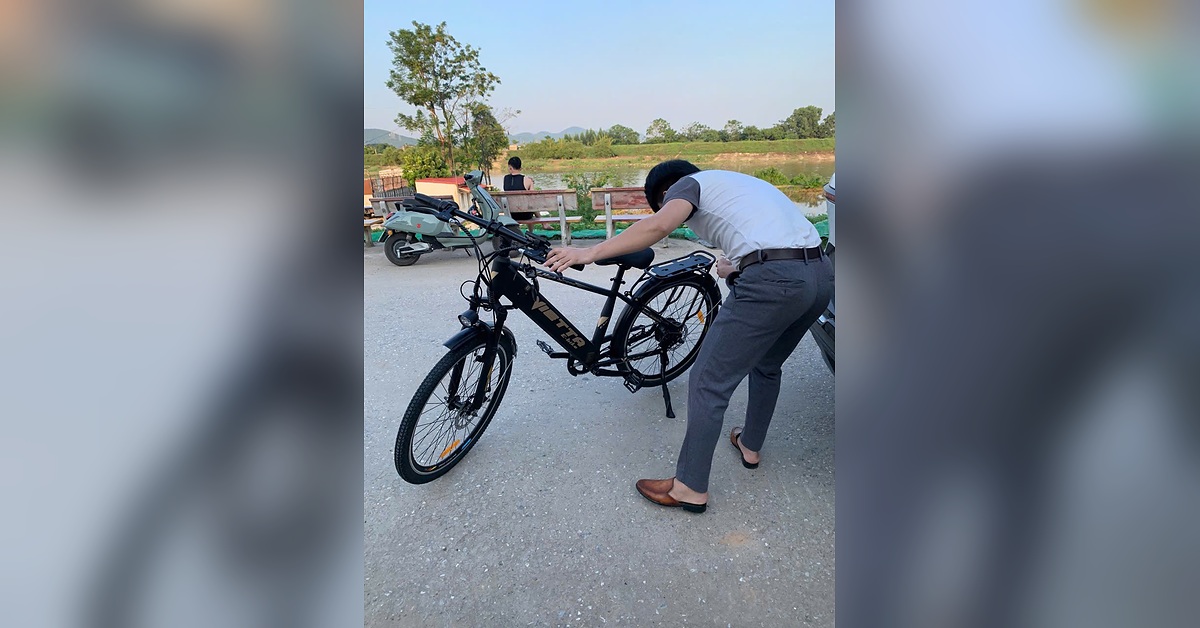 Kỹ thuật viên kiểm tra phanh, bánh và ghi đông xe đạp trợ lực VIETTA