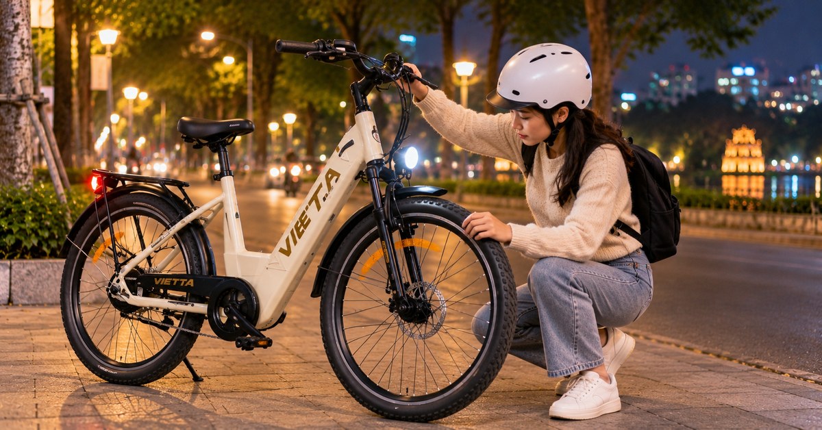 Người dùng kiểm tra phanh và lốp xe đạp trợ lực trước chuyến đi ban đêm