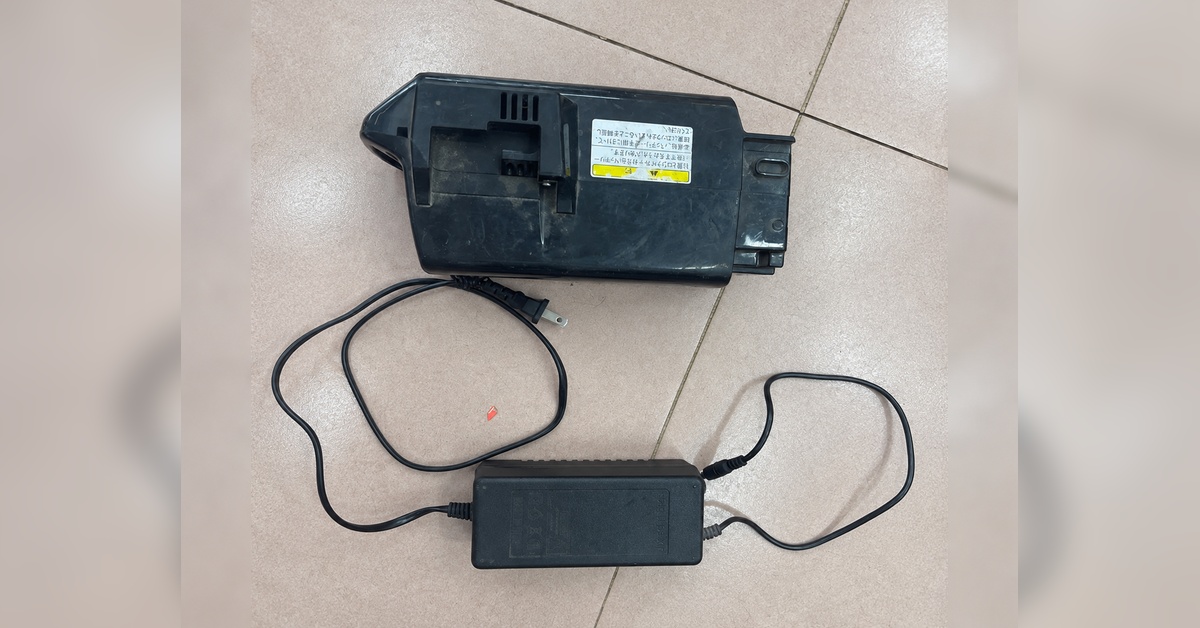 Quan sát pin và bộ sạc của xe đạp trợ lực cũ từ bên ngoài