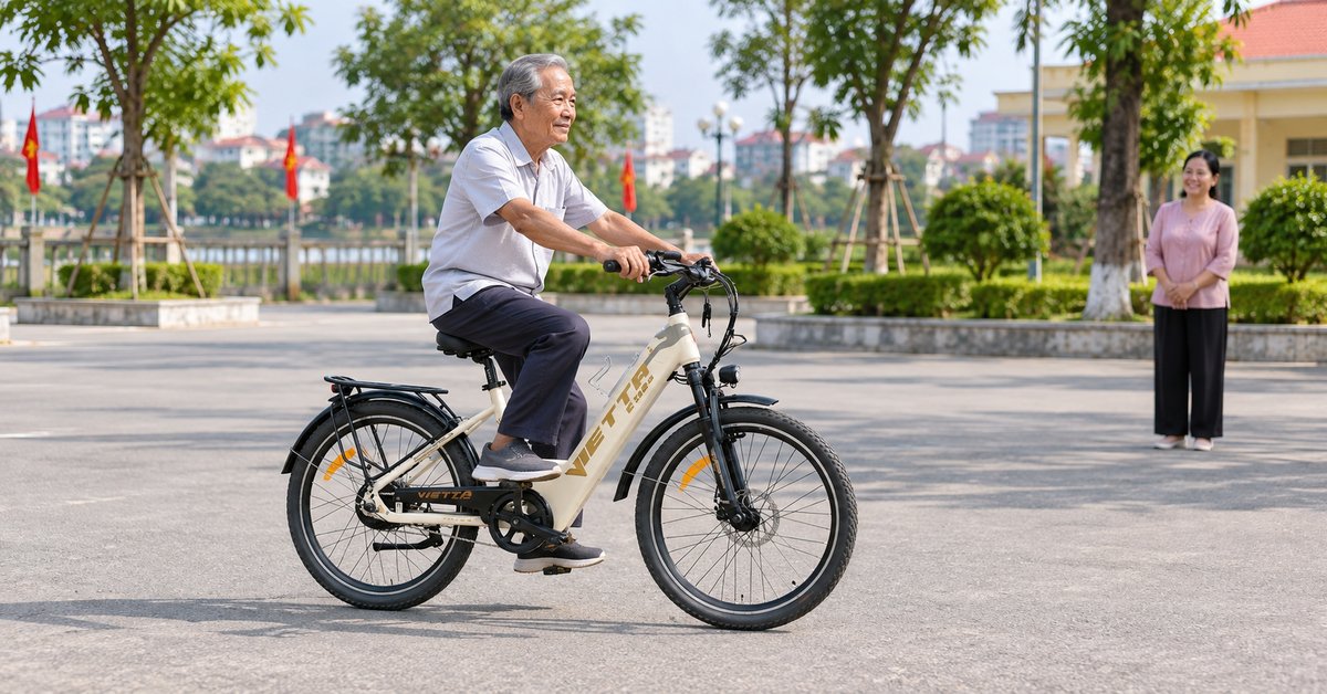 Người cao tuổi chạy thử xe đạp trợ lực VIETTA ở tốc độ chậm