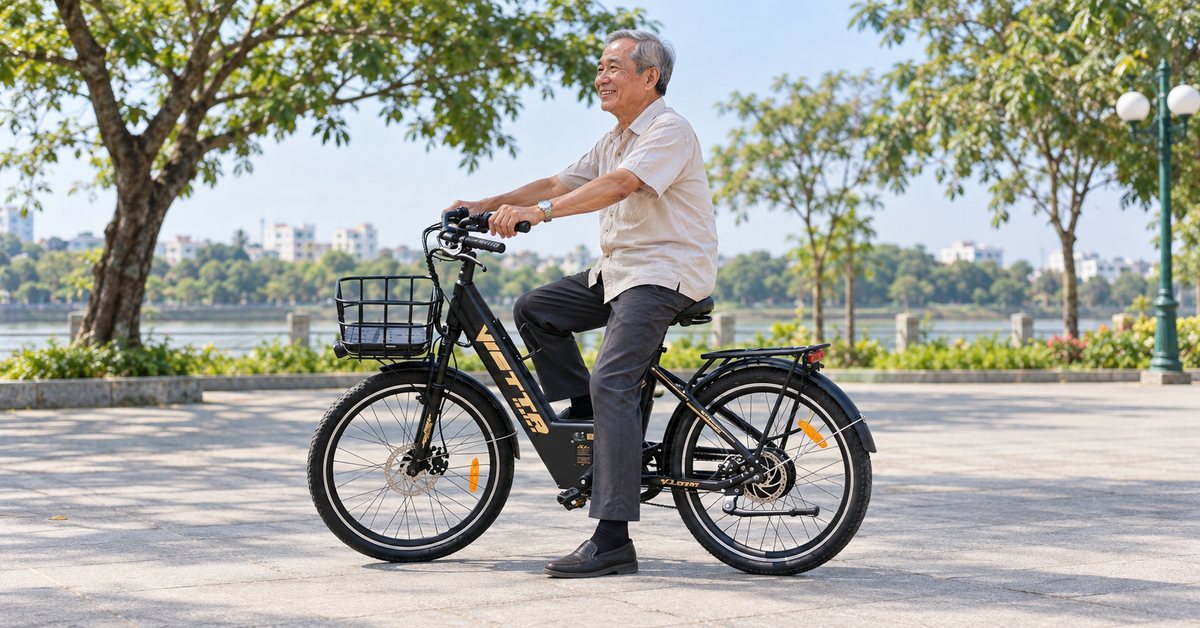 Người cao tuổi chống chân chủ động khi ngồi trên xe đạp trợ lực VIETTA