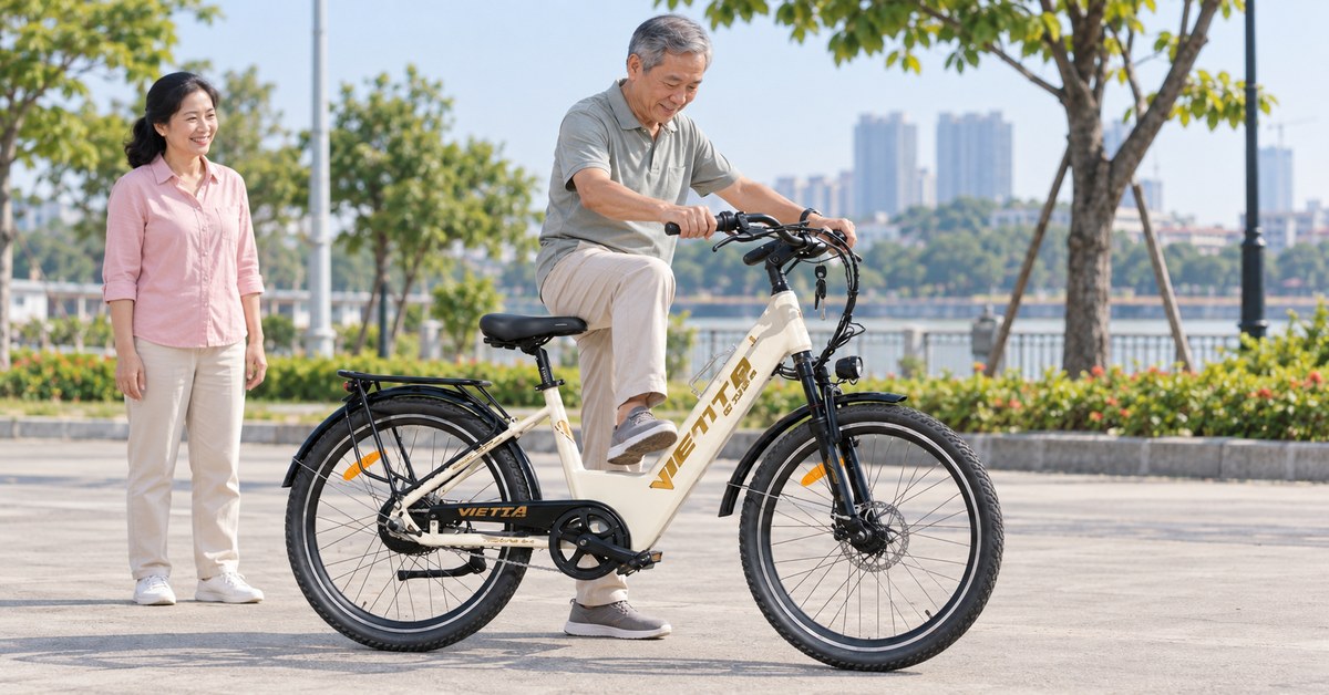 Người cao tuổi kiểm tra khả năng lên xuống xe đạp trợ lực VIETTA
