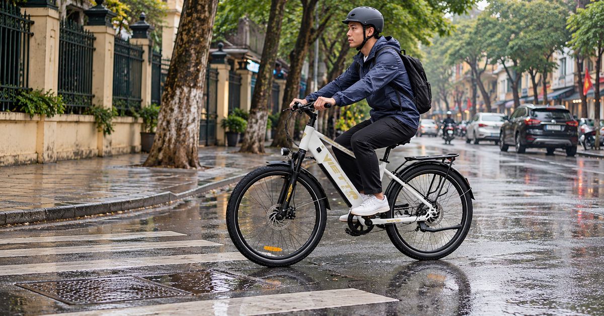 Người lái giảm tốc trước đoạn đường ướt khi đi xe đạp trợ lực