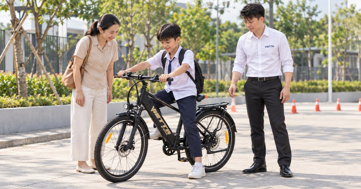 Phụ huynh quan sát con thử xe đạp trợ lực VIETTA trước khi lựa chọn