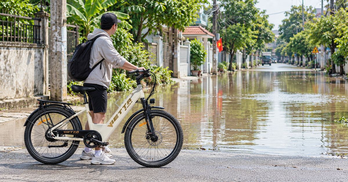 Người dùng xe VIETTA dừng lại trước đoạn đường ngập sâu