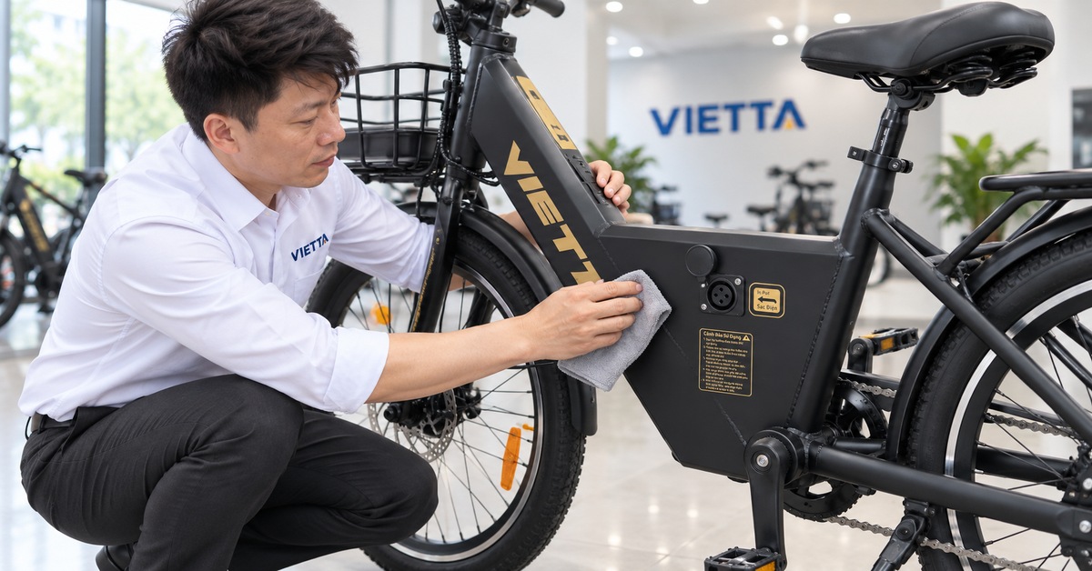 Vệ sinh bề mặt pin và cổng sạc xe VIETTA bằng khăn có kiểm soát nước