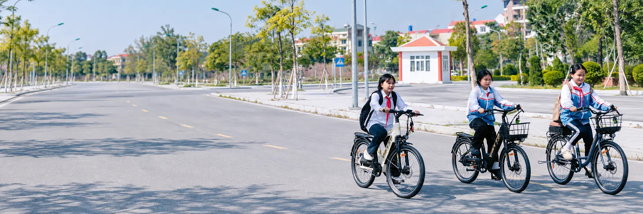 Học sinh đi xe đạp trợ lực VIETTA trên đường đến trường