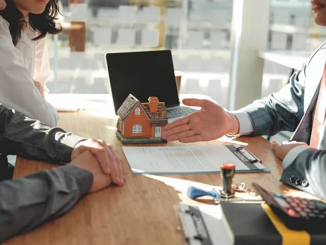 Môi giới mua bán bất động sản