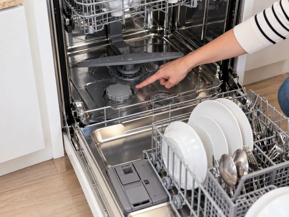 Vị trí ngăn đổ muối máy rửa bát ở đáy khoang máy
