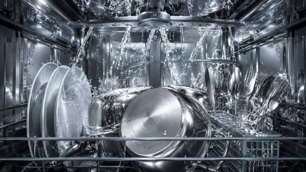 Máy rửa bát hoạt động giúp làm sạch và tăng độ bóng cho đồ inox