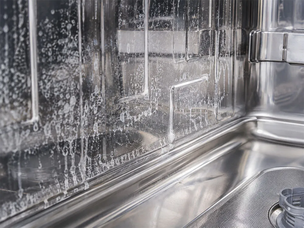 Cặn vôi bám trên khoang inox của máy rửa bát