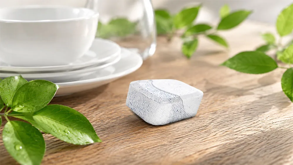 Viên rửa bát Eco thân thiện với môi trường bên cạnh chén đĩa sạch