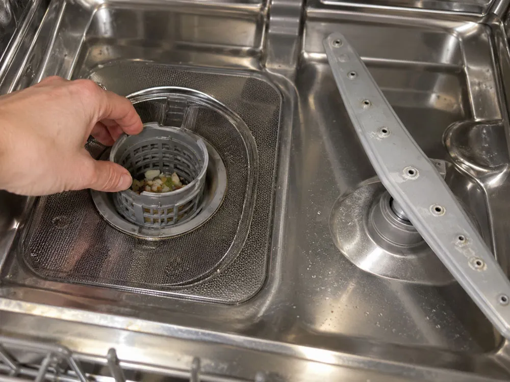 Bộ lọc và tay phun máy rửa bát tích tụ cặn sau thời gian sử dụng