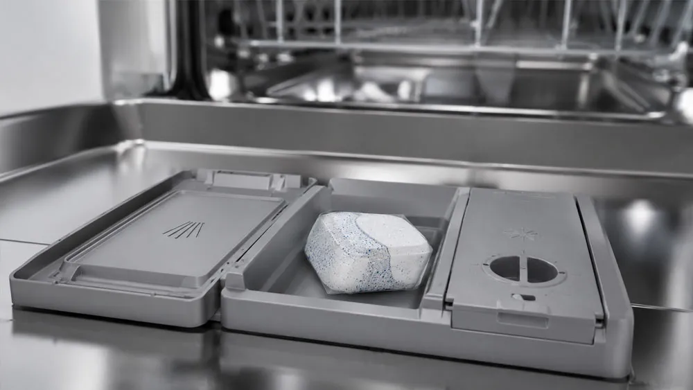 Viên rửa bát Eco với lớp màng tự tan đặt trong máy rửa bát