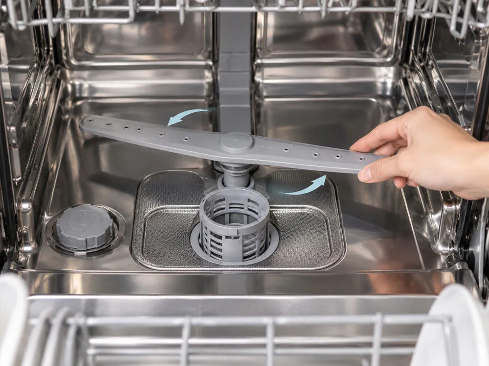 Kiểm tra tay phun và bộ lọc khi máy rửa bát rửa không sạch