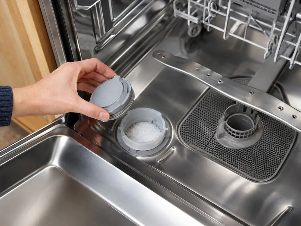 Kiểm tra ngăn muối khi máy rửa bát xuất hiện cặn vôi