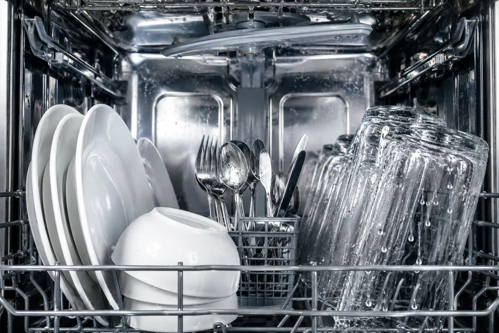 Bát đĩa sạch và khô ở cuối chu trình máy rửa bát