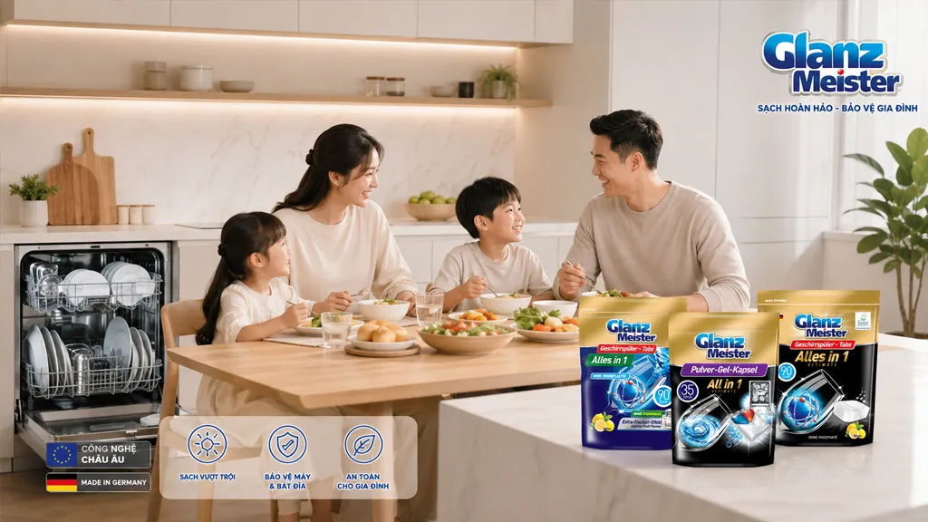 Gia đình hiện đại dùng bữa trong căn bếp tối giản cùng máy rửa bát cao cấp