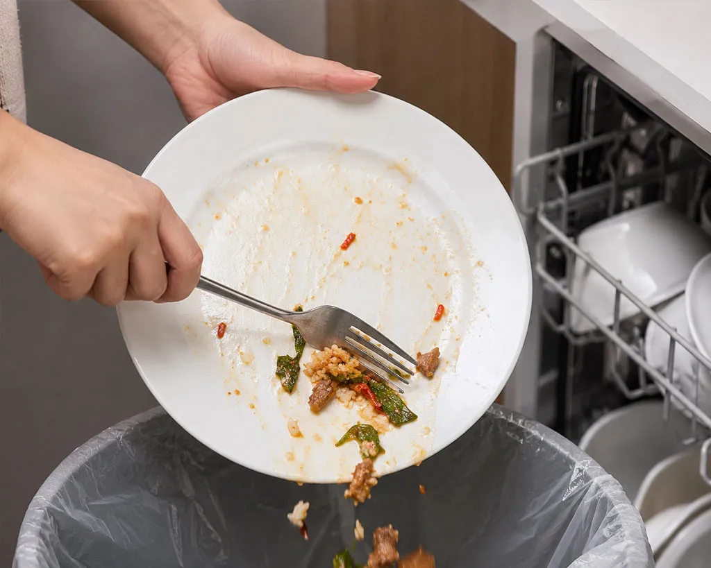 Loại bỏ thức ăn thừa trước khi cho chén đĩa vào máy rửa chén
