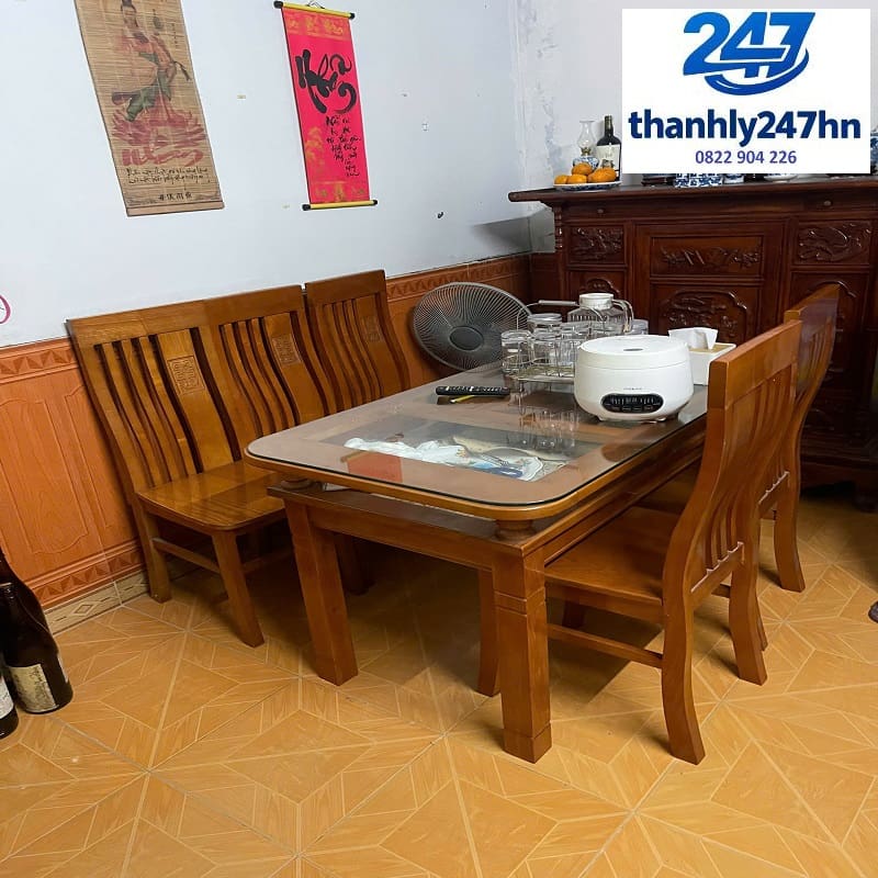 Bộ bàn ăn 6 ghế nằm chật trong 1 góc phòng