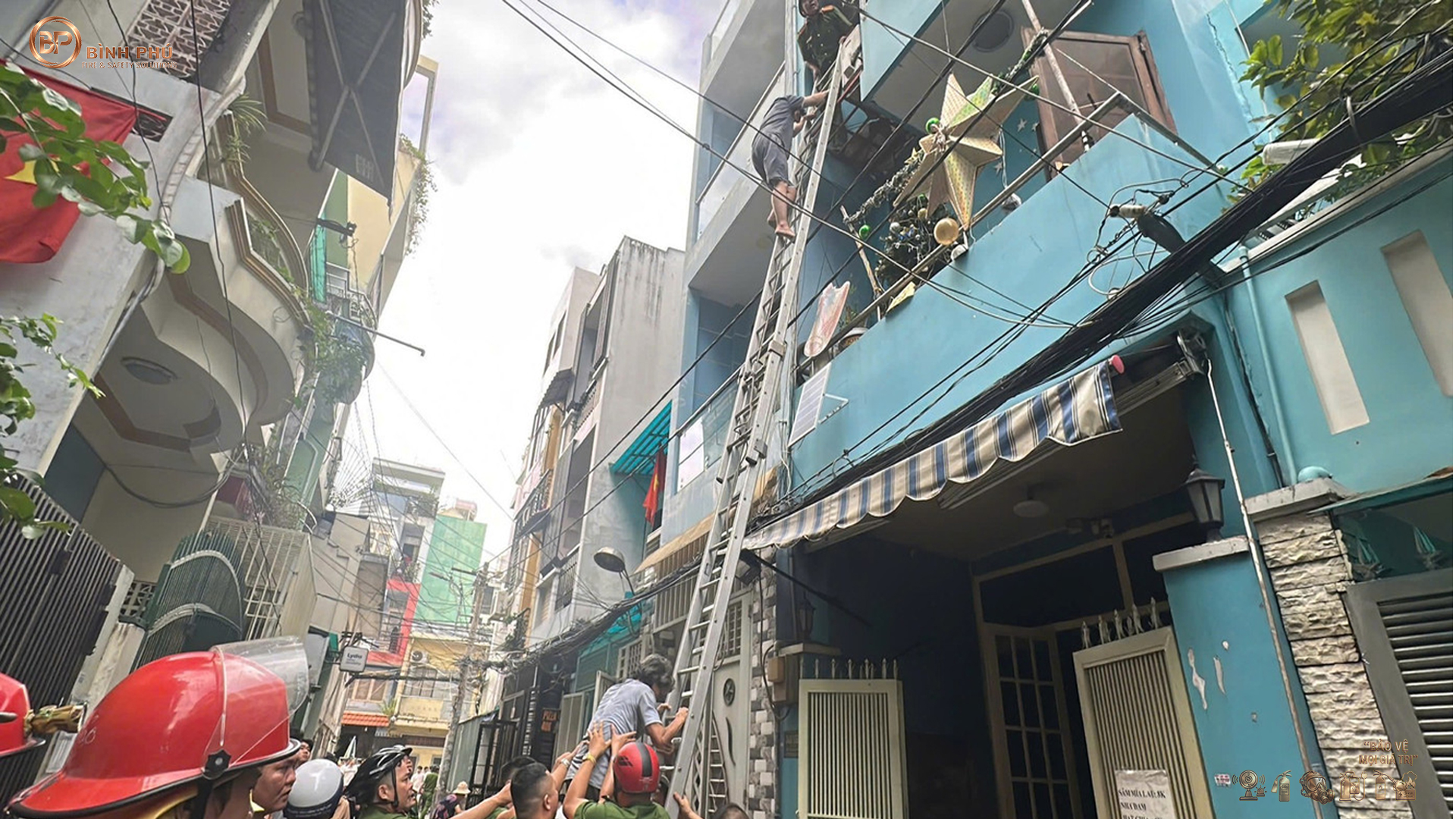 TP.HCM: Giải cứu 2 người trong đám cháy tại đường Tô Hiến Thành