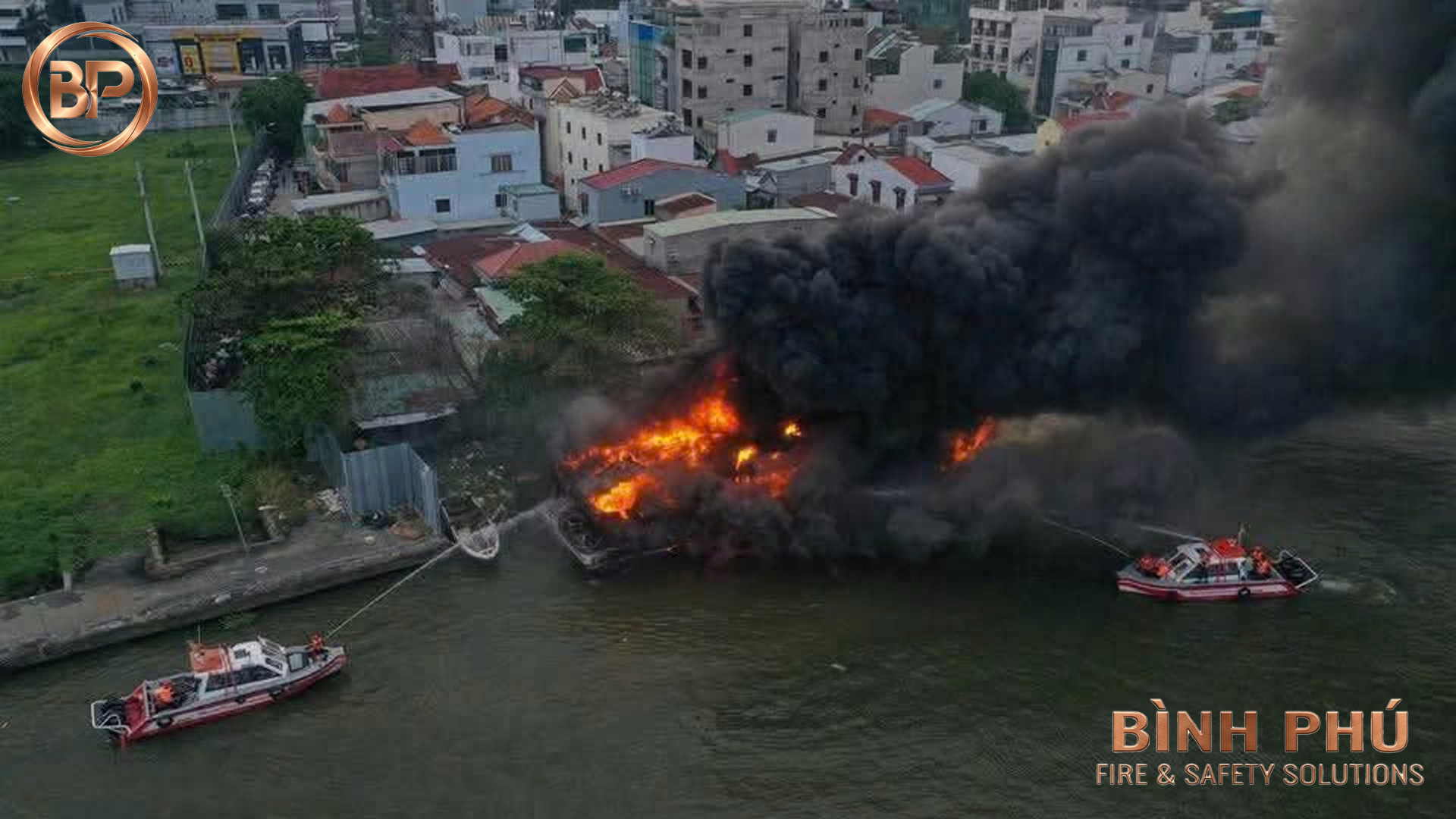 TP.HCM: Du thuyền bốc cháy dữ dội gần cầu Sài Gòn - Hồi chuông cảnh báo về an toàn PCCC trên mọi phương tiện