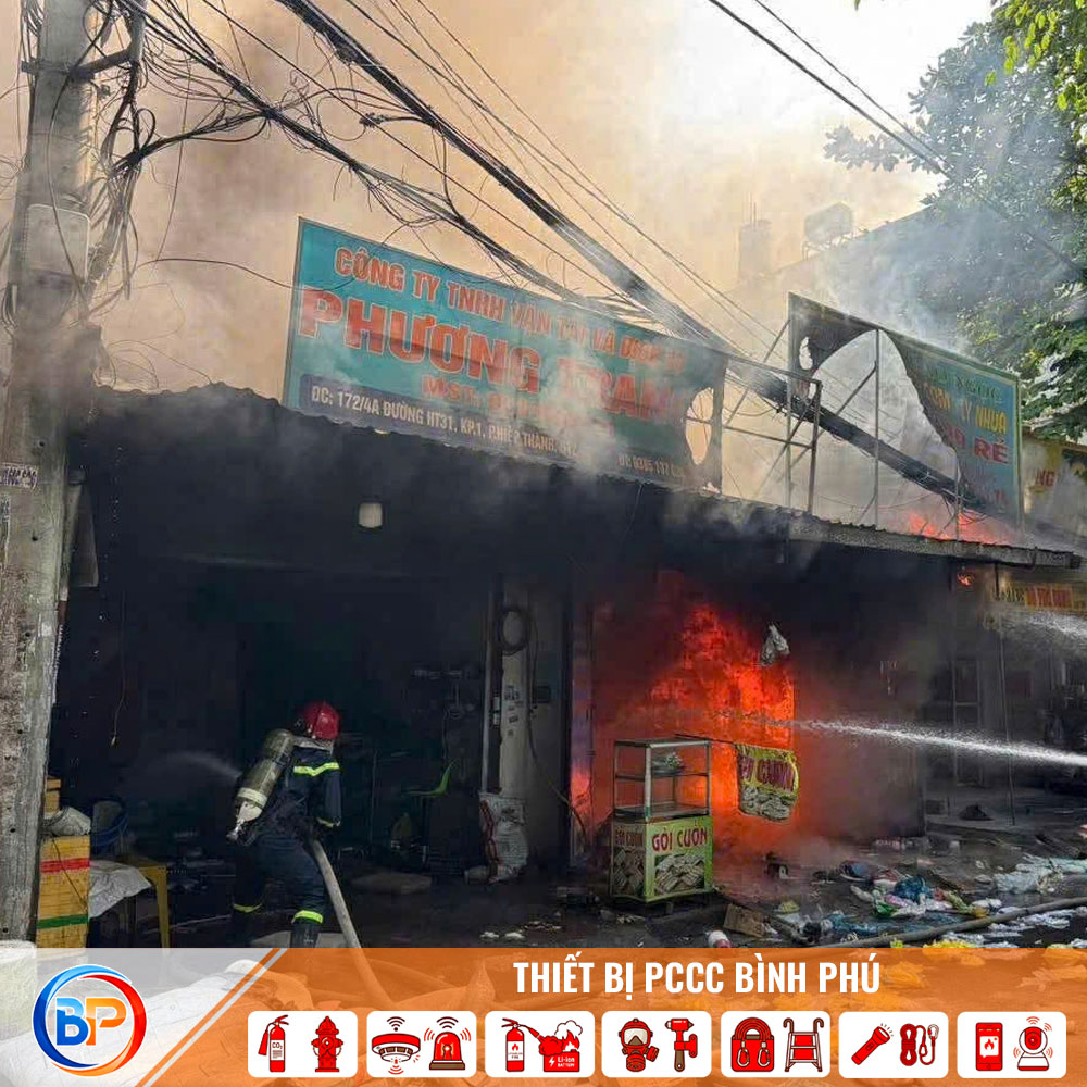 TP.HCM: Hỏa hoạn thiêu rụi cửa hàng đồ nhựa tại Quận 12, báo động nguy cơ cháy nổ khu dân cư