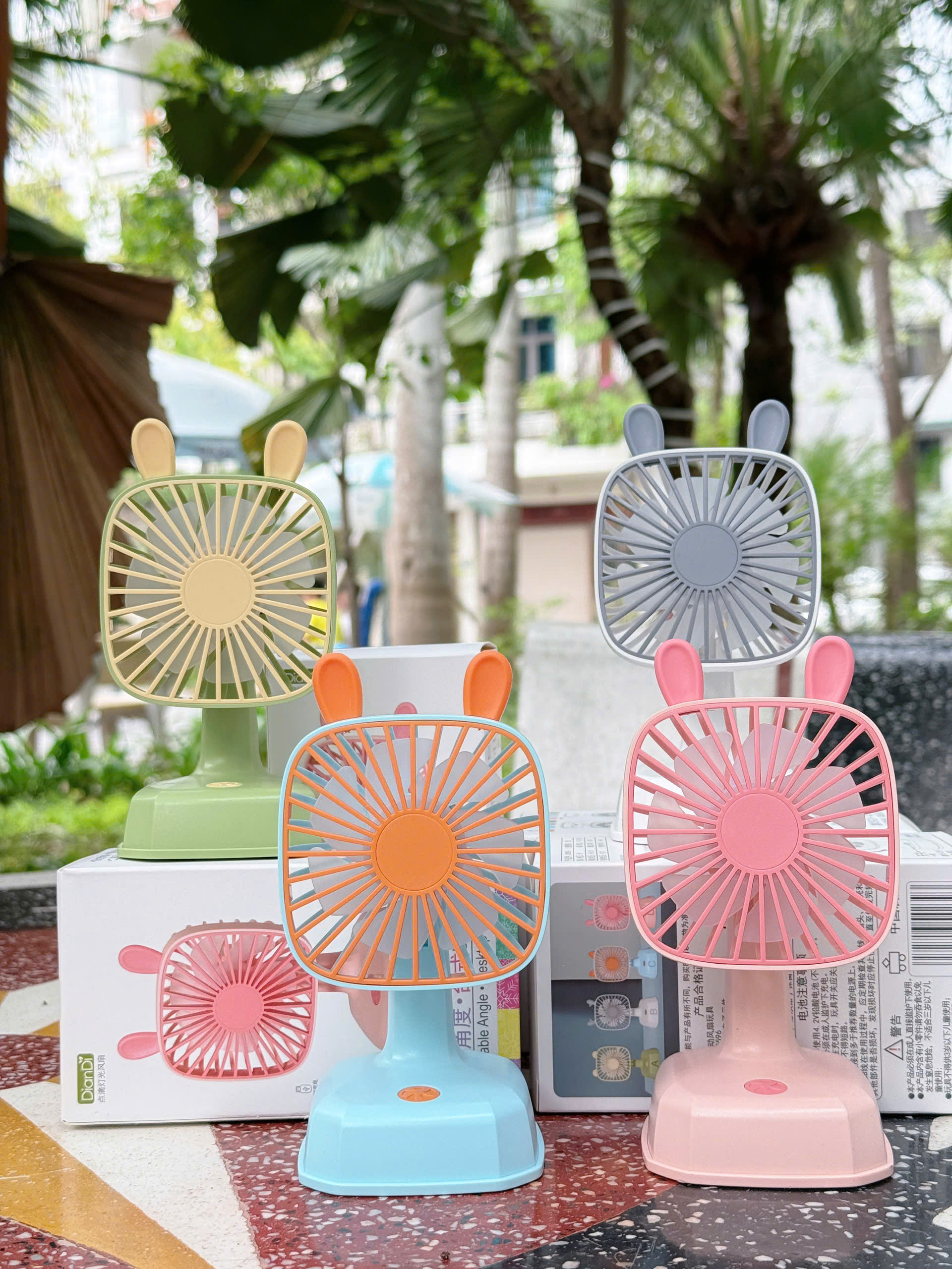 Quạt mini cầm tay có đế 5596