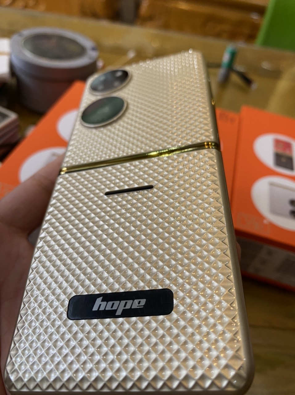 Điện thoại nắm gập Hope P21 đổi giọng 4 sim