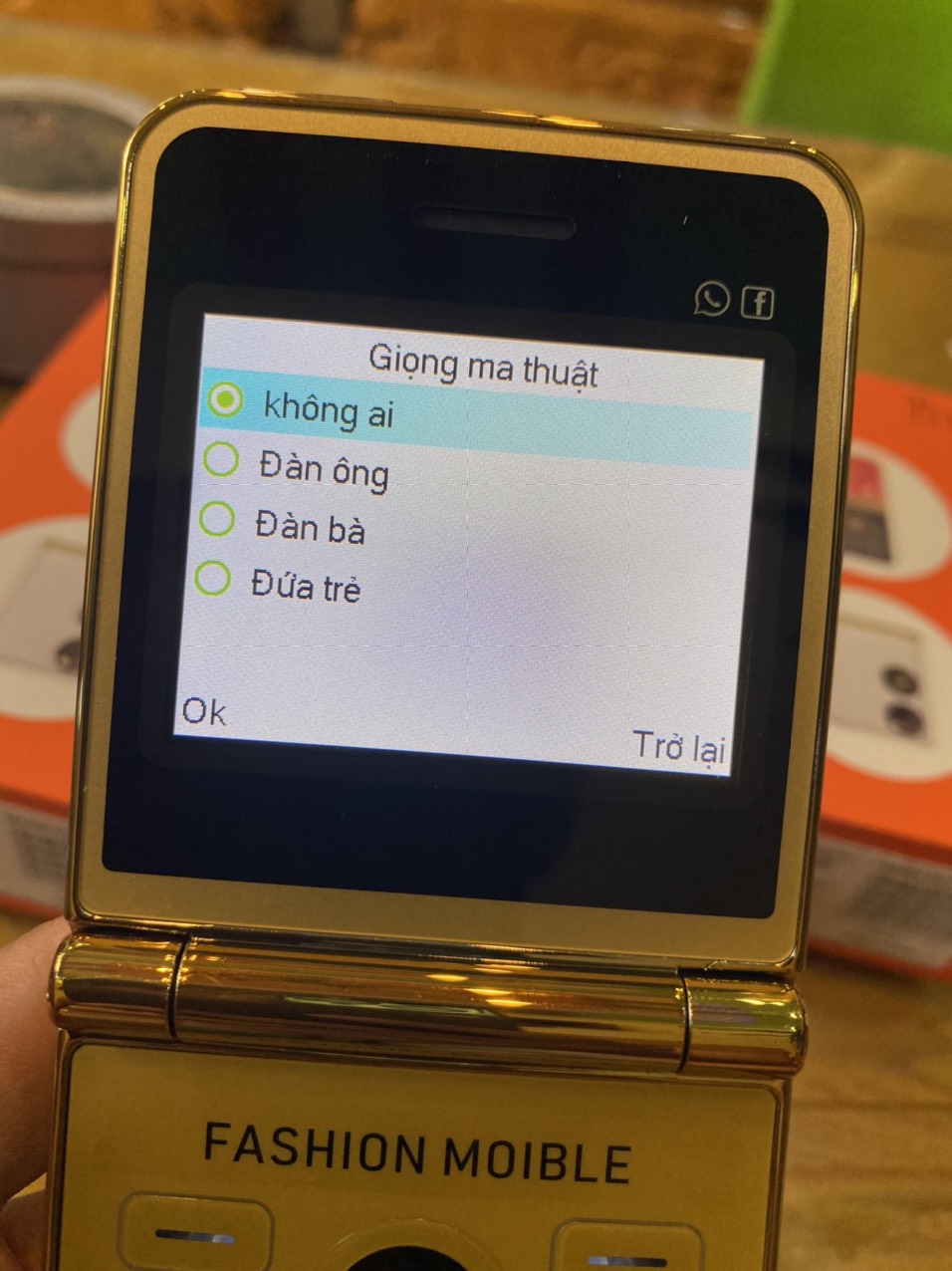 Điện thoại nắm gập Hope P21 đổi giọng 4 sim