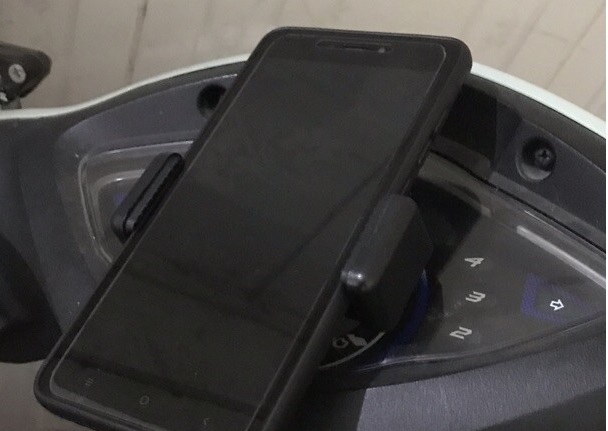 Kệ Xe máy đỡ điện thoại dán đồng hồ xoay được xịn
