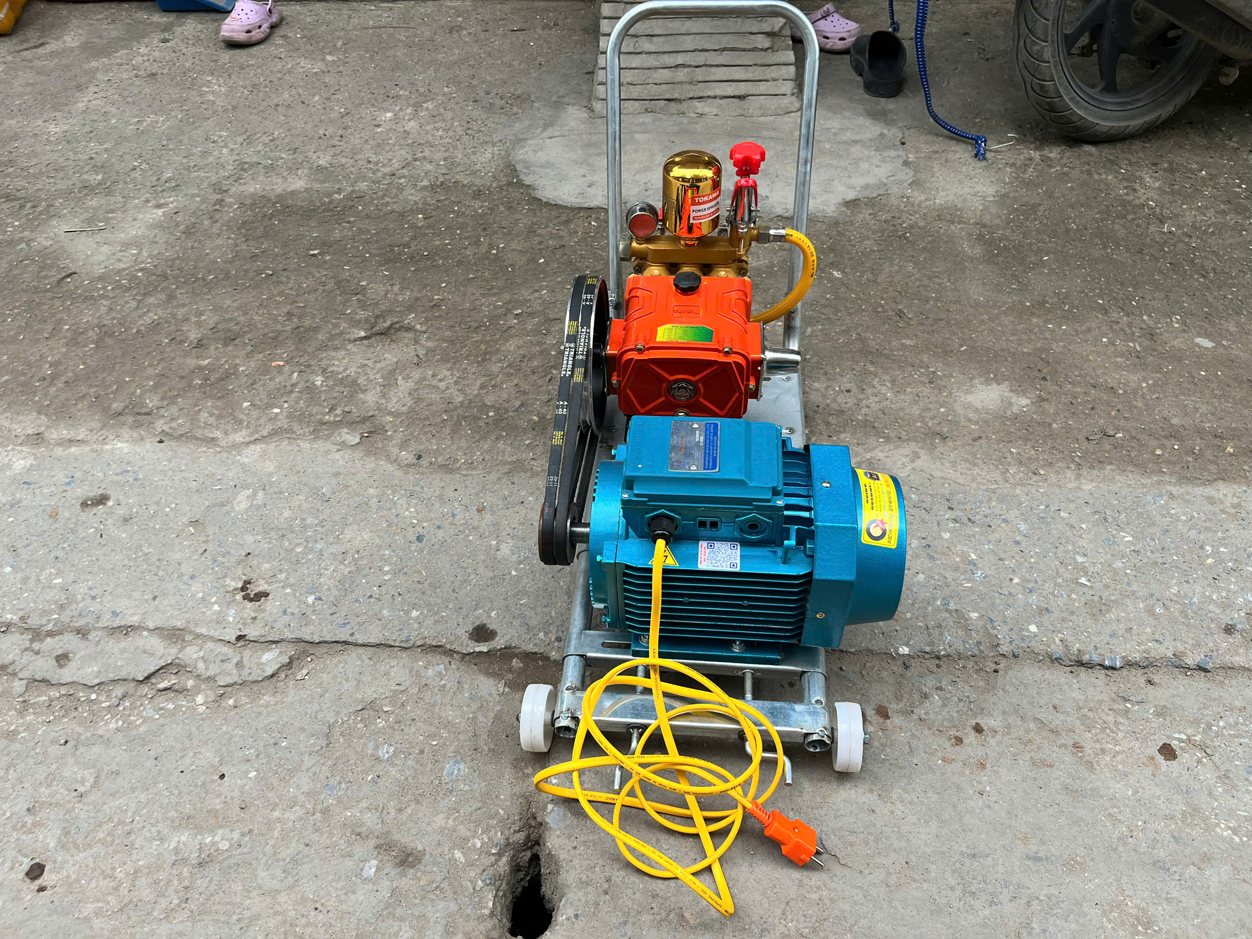 Máy rửa xe dây đai 3kw Tokawa piston sứ