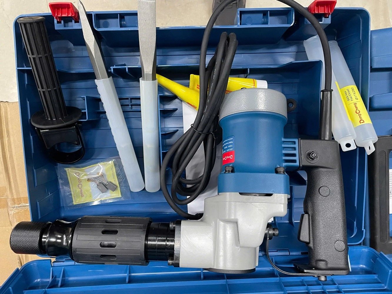 Máy Đục Bê Tông 1050W Dongcheng DZG6