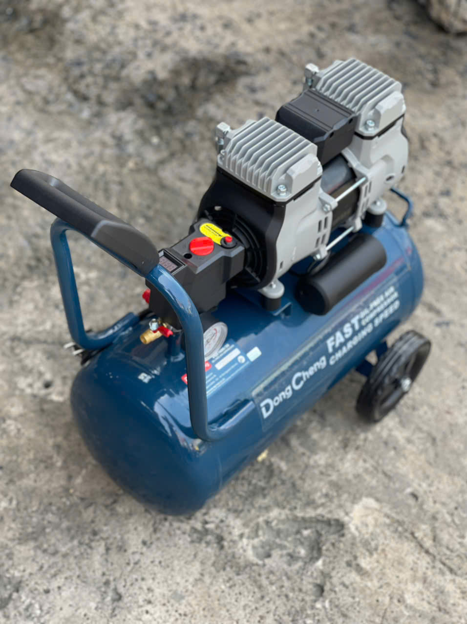 Máy Nén Khí Không Dầu 1680W Dongcheng DQE1680/30L