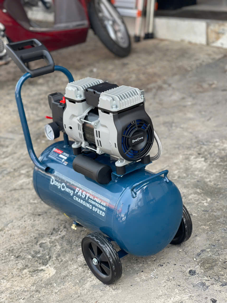 Máy Nén Khí Không Dầu 1680W Dongcheng DQE1680/30L