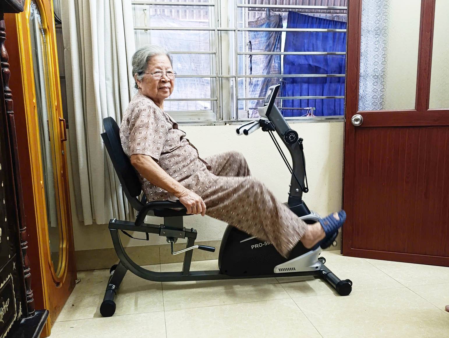 Vì sao xe đạp phục hồi chức năng cho người già được ưa chuộng? Mẹo chọn mua hiệu quả