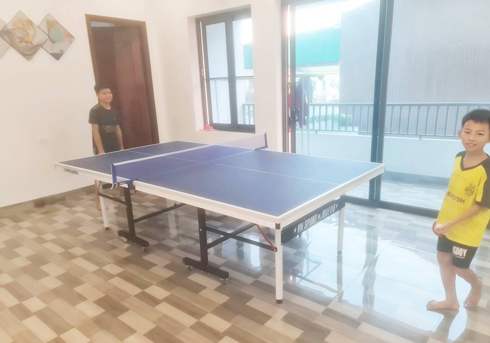 trẻ em đang đánh bóng bàn bằng Bàn Vinasport MDF-06 25ly