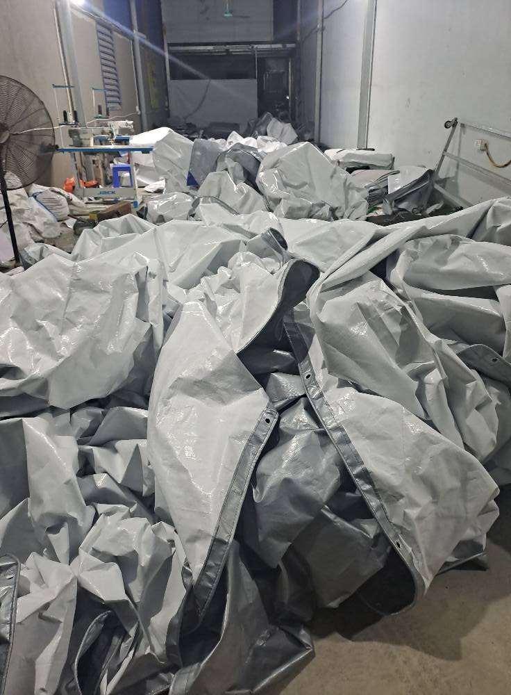 Bạt Trắng Ghi Che Mưa, Che Nắng