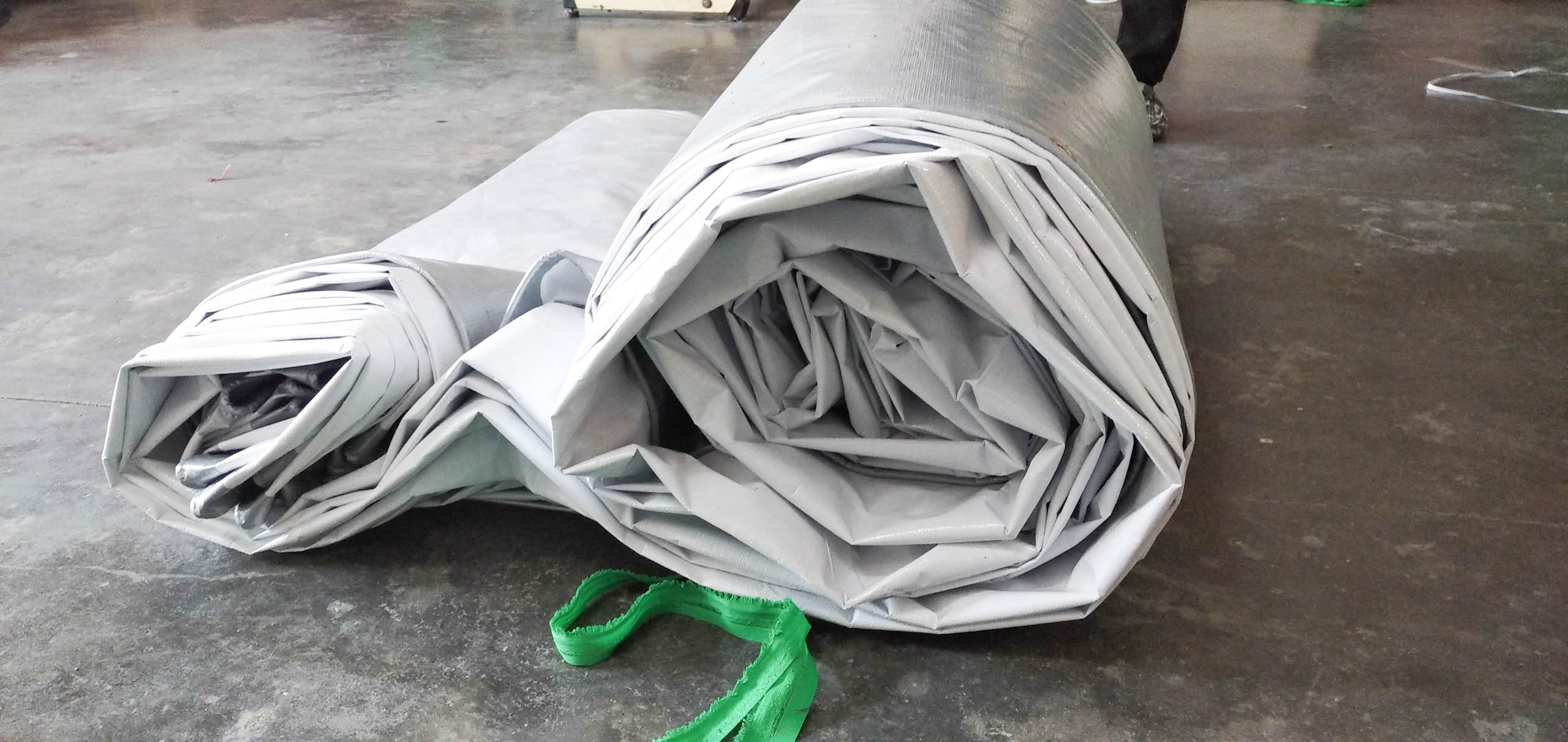 Bạt Trắng Ghi Che Mưa, Che Nắng