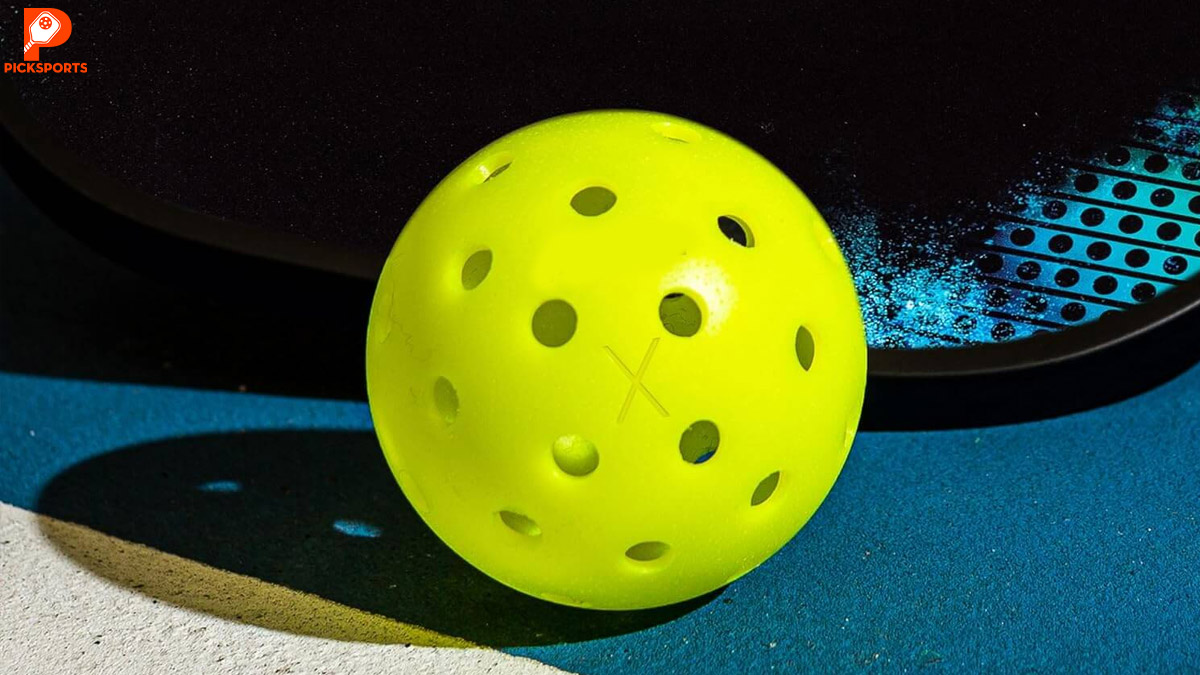 Bóng Pickleball 26 lỗ và 40 lỗ khác nhau thế nào - Picksports.vn