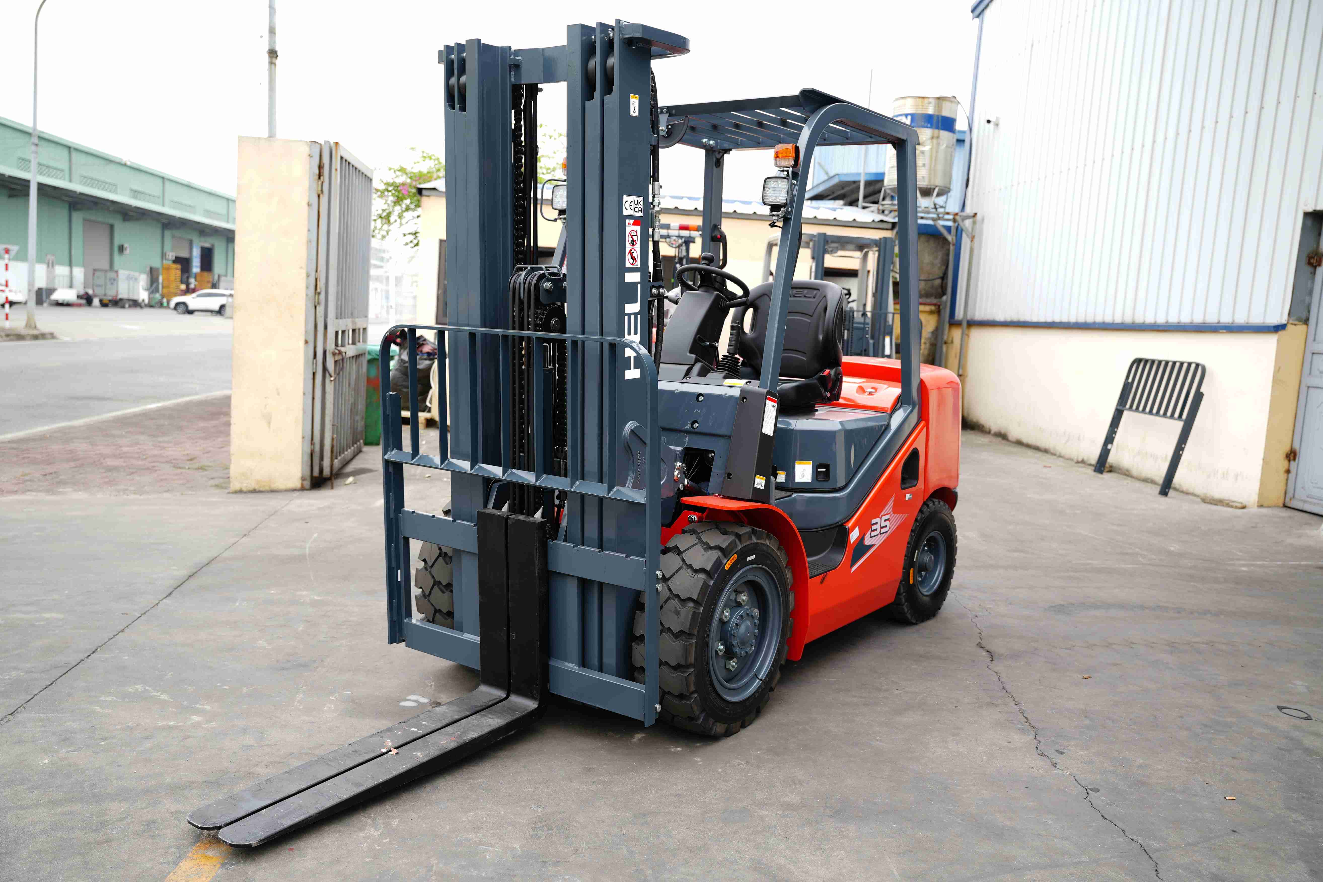 Xe nâng 3.5 tấn chui container
