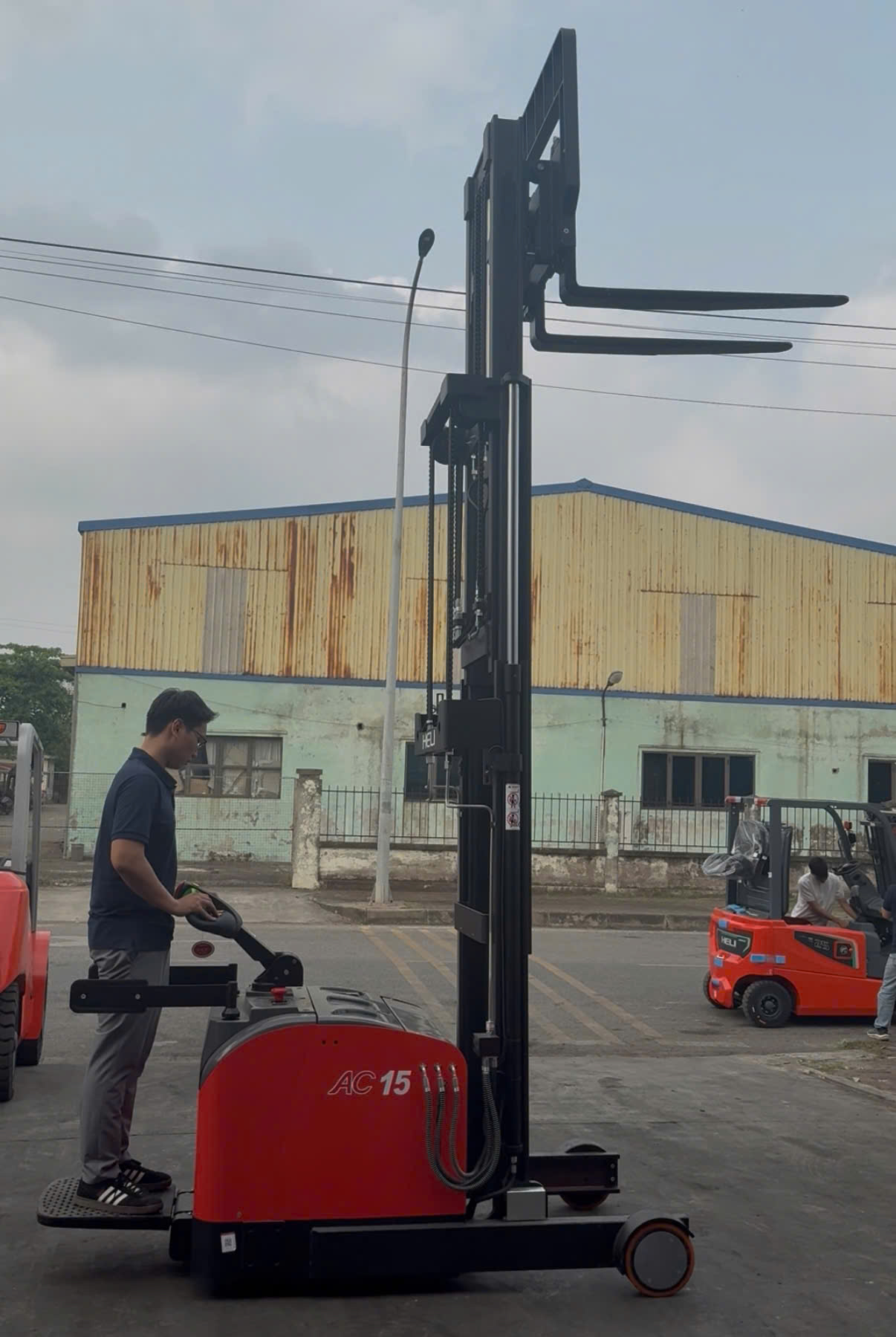 Xe nâng tay điện đứng lái 1.5 tấn CQDM15-810 HELI