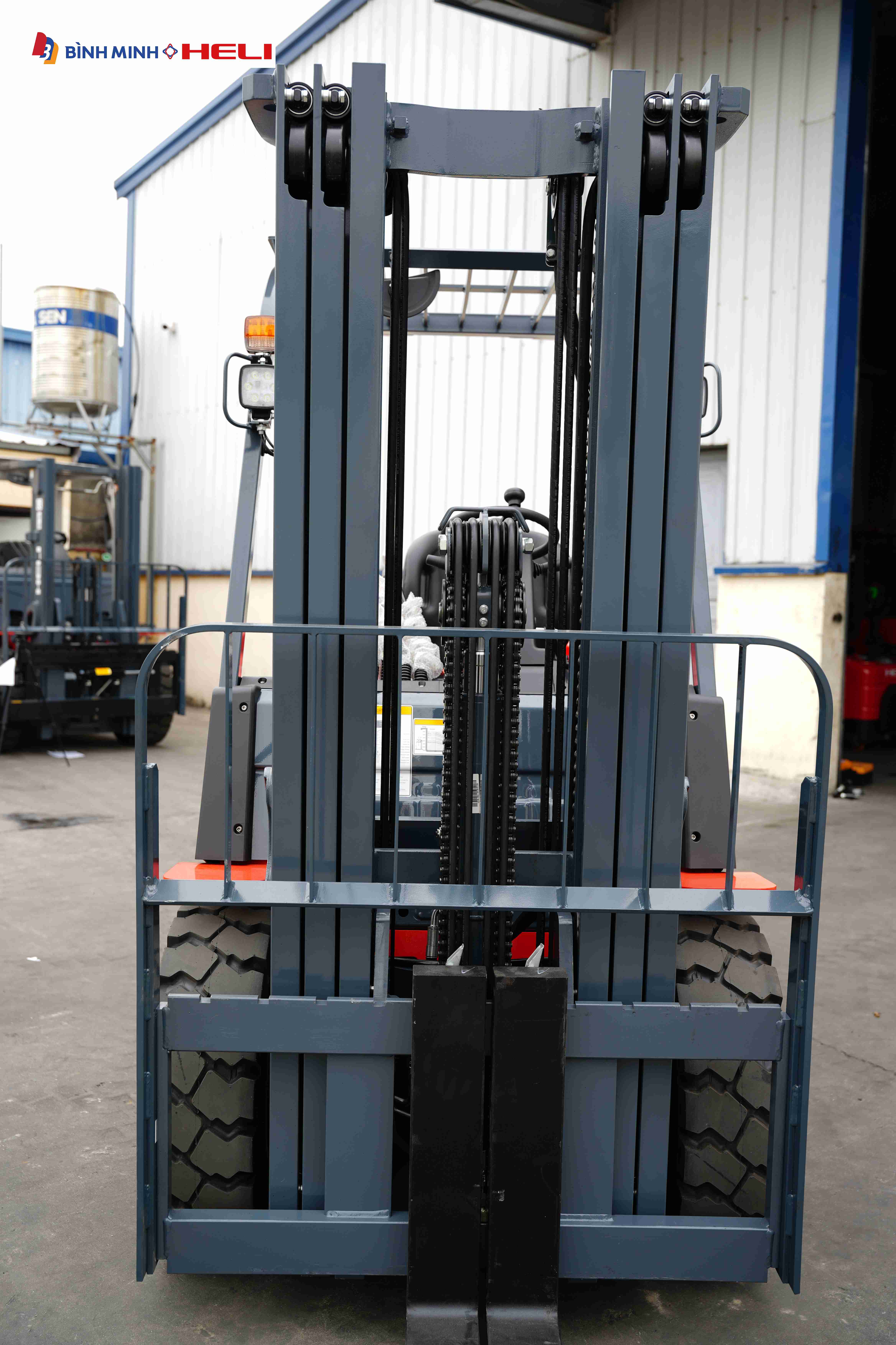 Xe nâng 3.5 tấn chui container