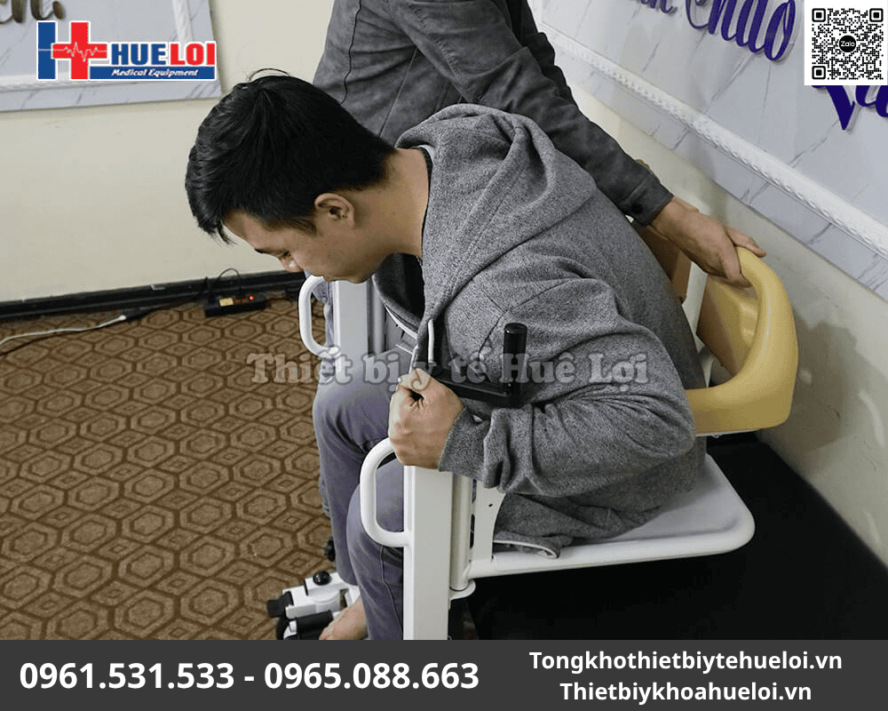 xe lăn có bô vệ sinh