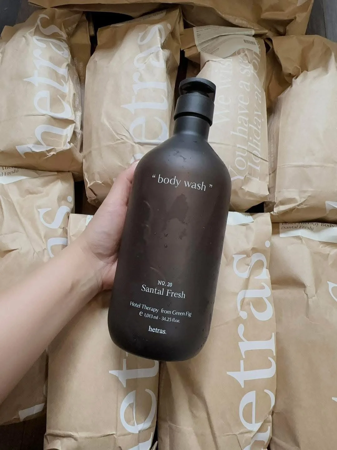 Sữa tắm hương nước hoa Hetras Hotel Therapy Body Wash 1031ml