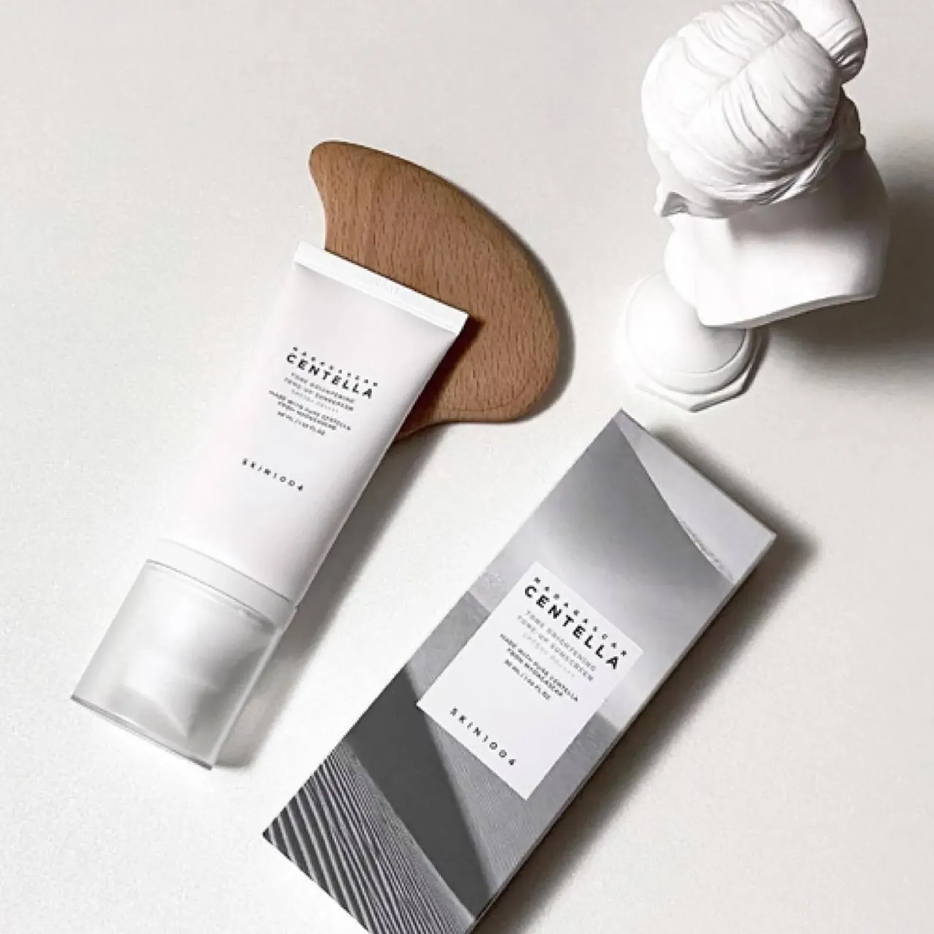 Kem chống nắng SKIN1004 Madagascar Centella Tone BRIGHTENING Tone­Up Sunscreen SPF50+ PA++++