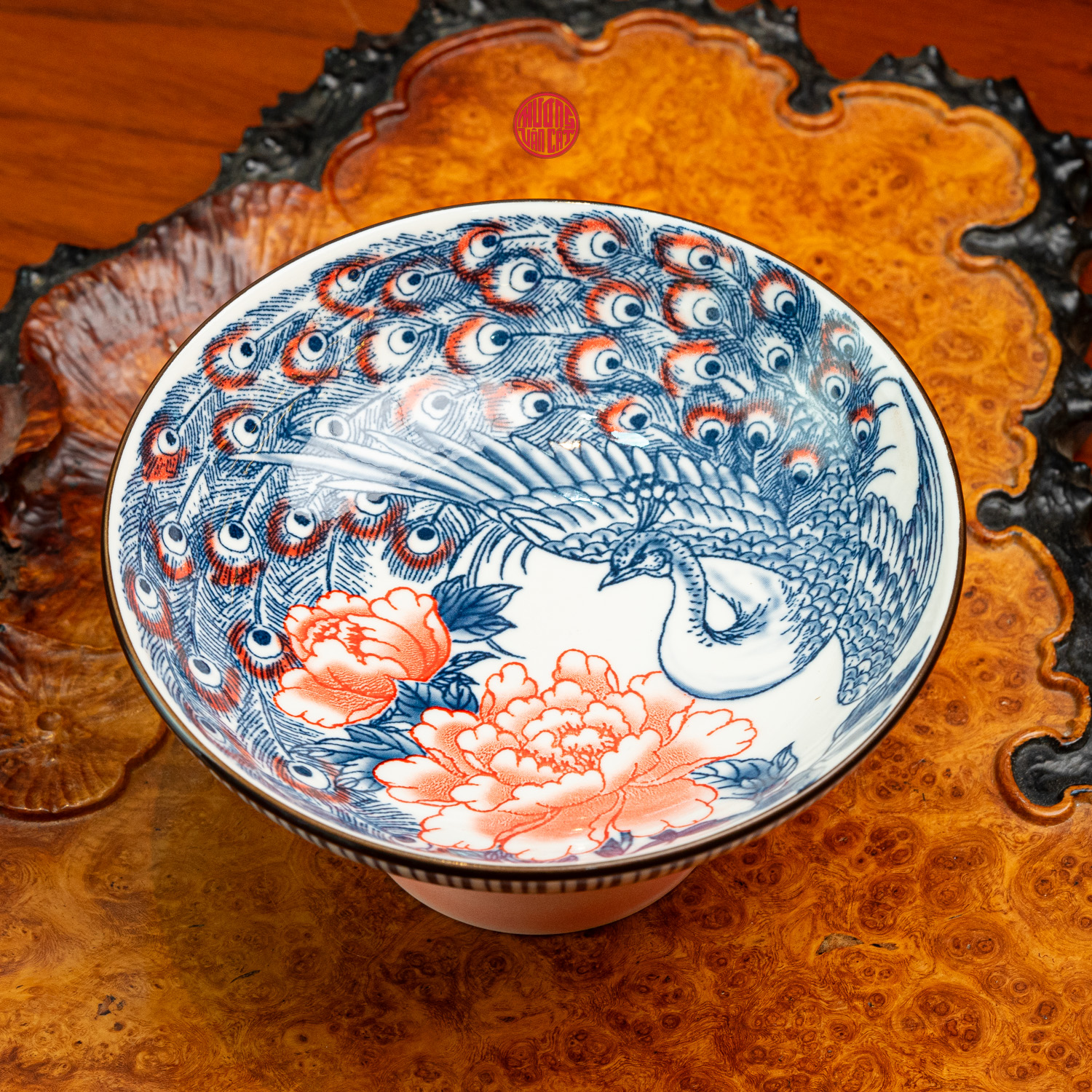 CHÉN SỨ VẼ TAY ĐỰNG HOA QUẢ (Chim Công)