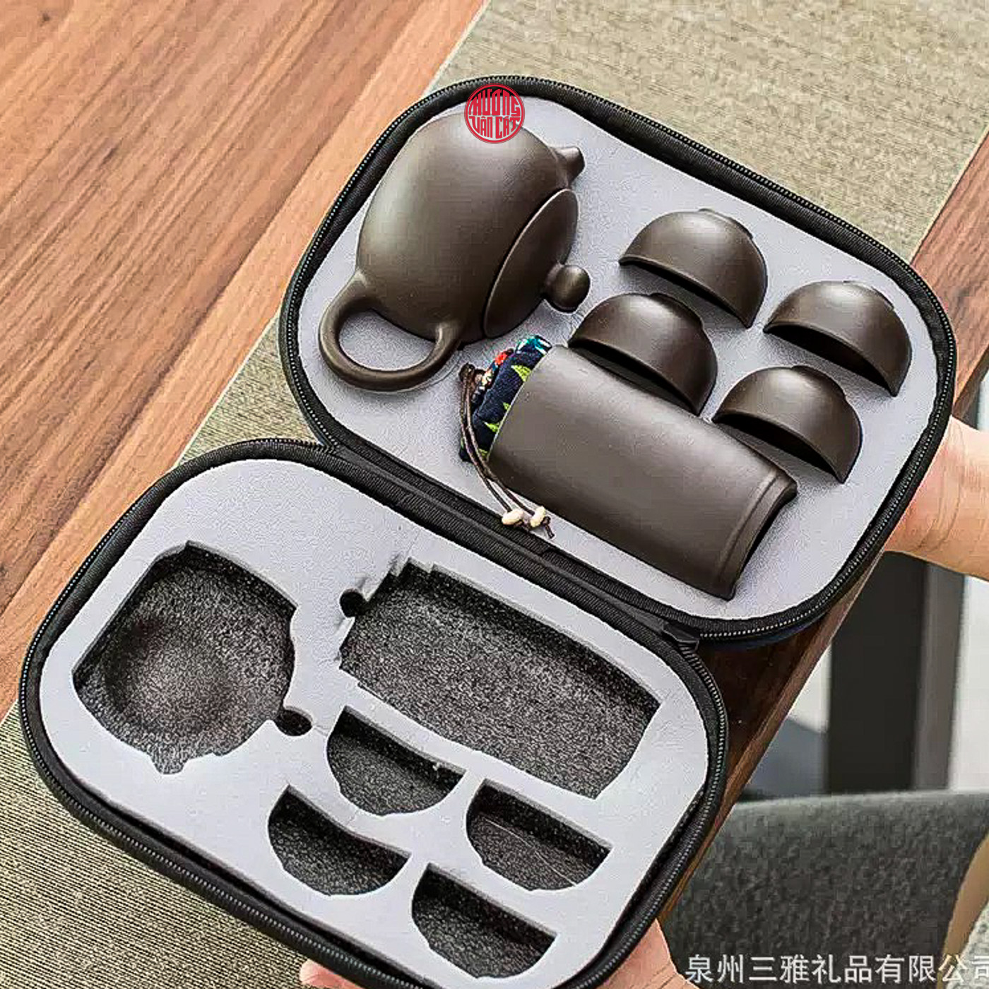 QUÀ TẶNG BỘ ẤM TRÀ DU LỊCH HÌNH HỘP VẢI