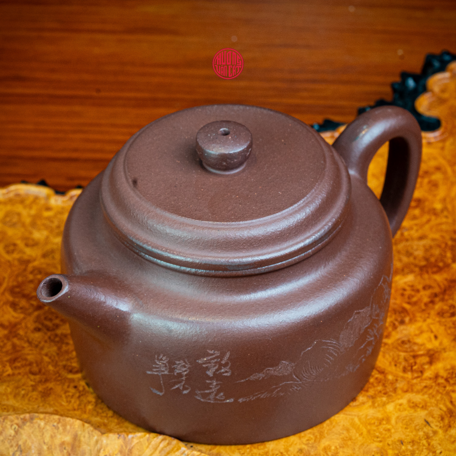 ẤM TRÀ TỬ SA LÃO LÃO TỬ NÊ DÁNG ĐỨC TRUNG KHẮC SƠN THỦY (280ml)